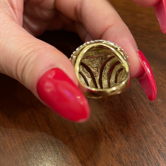 Round Rhinestone With Gold band Ring nwot - Picture 6 of 6